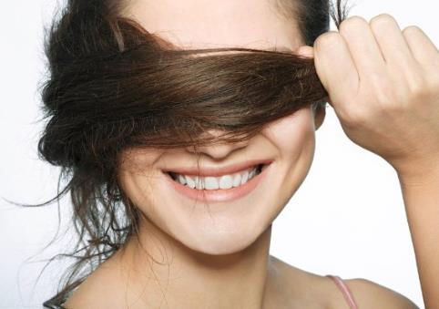 用手打理卷發(fā)比梳子更健康:7妙招助你輕松打理亂蓬蓬的卷發(fā)