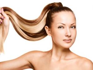 長期扎馬尾辮導(dǎo)致脫發(fā)？應(yīng)少扎馬尾辮多梳頭