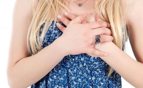 女性來例假前乳房脹痛的原因 例假前乳房脹痛該怎么緩解