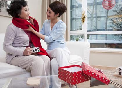 80��Сϱ�D�����ĺ幫��˽�����У������ù���Ц�_�ģ���ͥ�Ҹ����M