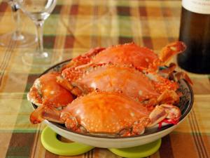 清蒸螃蟹的做法-清蒸螃蟹時可以加些紫蘇葉