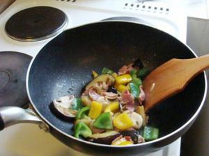 怎么炒菜不濺油?燒油前先把鍋擦干凈