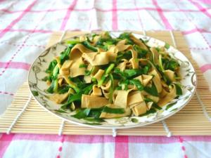 韭菜的功效-春韭炒豆皮的做法