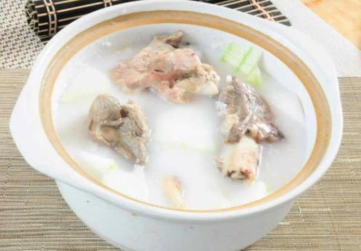 骨頭湯怎么熬成白色?骨頭湯可以補(bǔ)鈣嗎