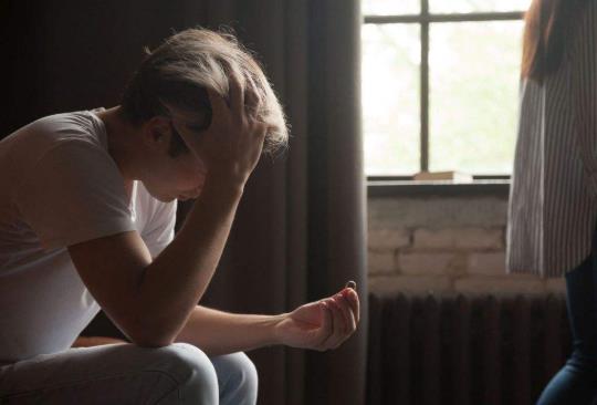 老公出軌要不要加小三微信?老公出軌騙小三自己是單身老公犯法沒?