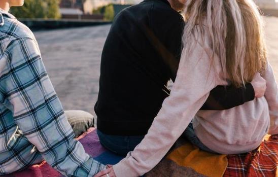 老公出軌要不要加小三微信?老公出軌騙小三自己是單身老公犯法沒?