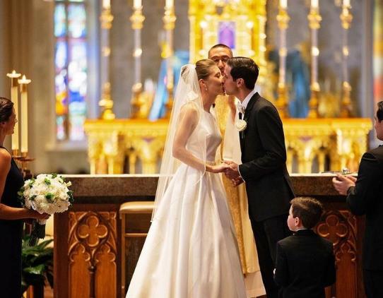 婚禮只辦一場(chǎng)在女方辦是倒插門嗎?領(lǐng)證當(dāng)天晚上必須睡一起嗎?