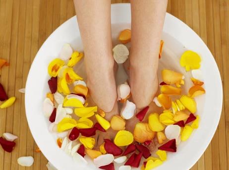 熱水泡腳有什么好處?怎樣泡腳才養生