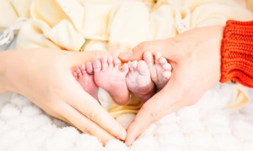 懷雙胞胎會有什么樣的癥狀 懷雙胞胎應(yīng)該注意些什么