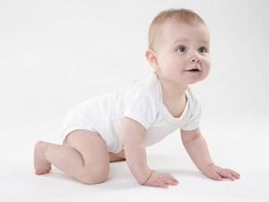 如何預防寶寶臉皸裂-寶寶臉上長癬怎么辦？