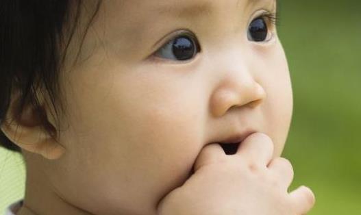 寶寶喜歡吸手指要制止嗎 寶寶喜歡吸手指應該怎么辦