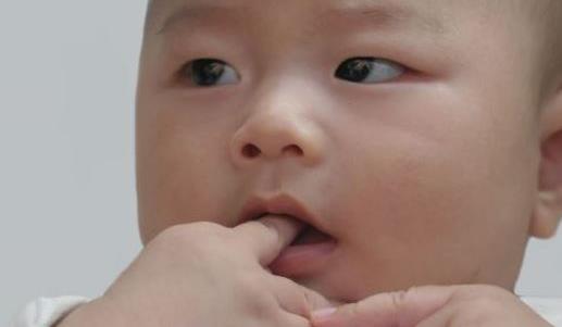 寶寶喜歡吸手指要制止嗎 寶寶喜歡吸手指應該怎么辦