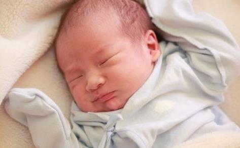 新生寶寶吐奶是怎么回事 新生兒母乳喂養(yǎng)該知道的