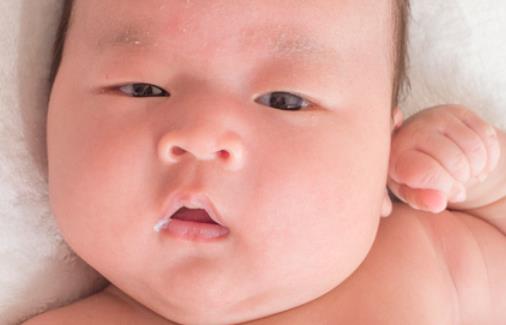 新生寶寶吐奶是怎么回事 新生兒母乳喂養(yǎng)該知道的