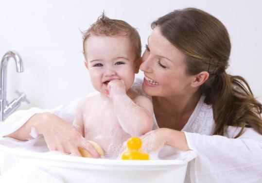 寶寶冬季如何保暖?從穿衣、洗澡、睡覺、飲食、鍛煉五方面來談