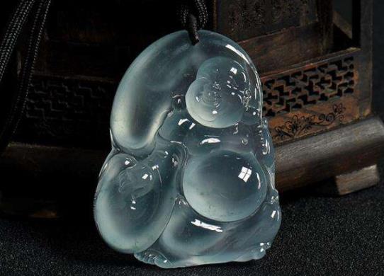 世界十大頂級翡翠排名,玻璃種翡翠質地細膩、龍石種翡翠價格昂貴