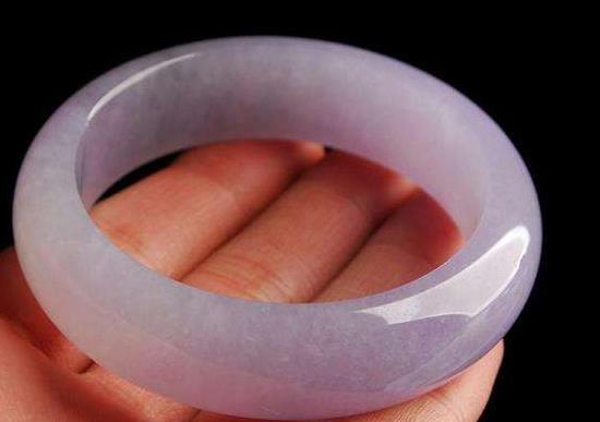 世界十大頂級翡翠排名,玻璃種翡翠質地細膩、龍石種翡翠價格昂貴