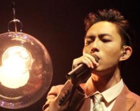 臺灣十大80后男歌手 蕭敬騰1987年3月30日出生于臺北市