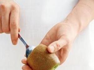 獼猴桃怎么去皮？獼猴桃去皮方法，獼猴桃去皮妙招