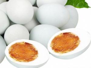 如何讓咸鴨蛋出油多？怎樣快速腌制流油的咸鴨蛋