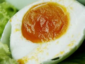 如何選購優(yōu)質(zhì)的咸鴨蛋?挑選咸鴨蛋的方法