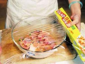 保鮮膜能用微波爐加熱嗎？微波爐加熱保鮮膜有毒嗎