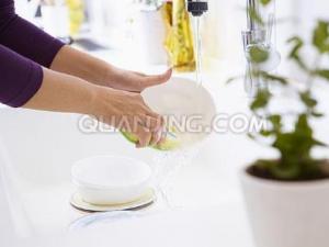 怎樣洗盤子省水？洗餐具節水生活小竅門