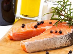 如何去除菜板上的腥味？去除菜板腥味的方法