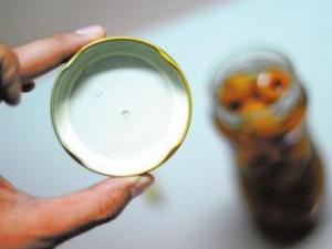 瓶蓋打不開怎么辦?三招讓你輕松擰開瓶蓋