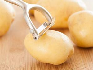 怎樣快速去除土豆皮?新鮮土豆去皮方法