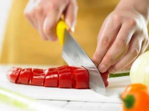 切辣椒辣到手怎么辦?怎樣切辣椒不會辣手