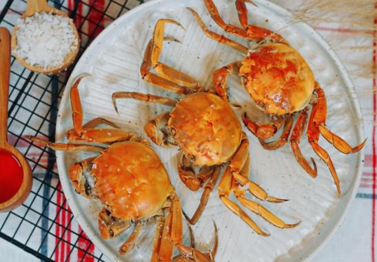 螃蟹是先切開還是煮熟再切開?螃蟹中間有一坨黑糊糊的可以吃嗎?