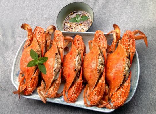 螃蟹是先切開還是煮熟再切開?螃蟹中間有一坨黑糊糊的可以吃嗎?