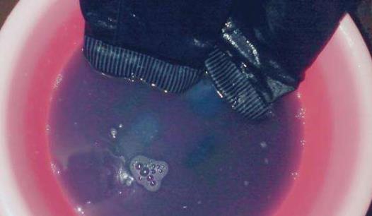 牛仔褲掉色怎么辦?牛仔褲怎么洗不掉色?怎樣洗牛仔褲不掉色