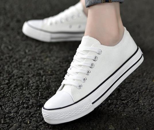 白色帆布鞋有泥斑好清洗嗎?帆布鞋會越穿越大嗎?