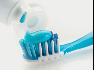 牙膏巧貼畫小竅門:牙膏貼畫既牢靠又不損壞墻壁