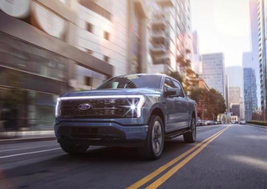 小汽車掉水里怎么打開車門?為什么車掉進水里人出不來?