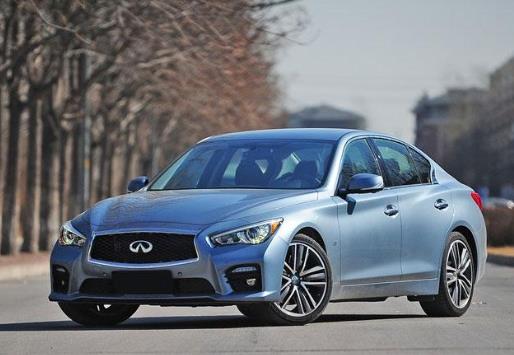 小汽車掉水里怎么打開車門?為什么車掉進水里人出不來?