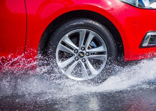 后輪胎一新一舊有影響嗎?輪胎側面破了個小口可以上高速嗎