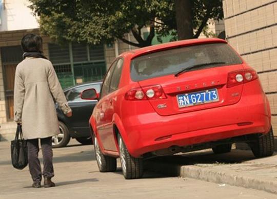 車長期停10度左右傾斜停放會怎樣?停車左右高低不平一夜有影響嗎