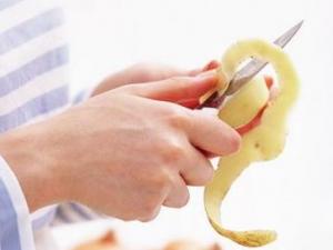 寶寶喂養誤區:蔬菜水果削皮吃衛生