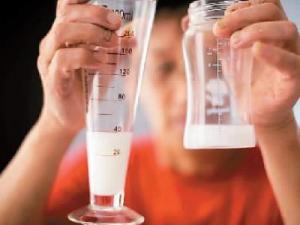 嬰兒吃奶量多少合適？剛出生的寶寶吃什么奶粉