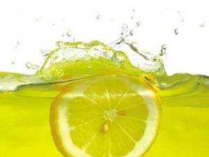 檸檬泡水需要注意的事項-檸檬怎么泡水才健康？