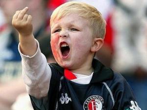 豎中指是什么意思?沖別人豎中指手勢什么意思