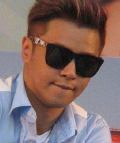 你們以為你們帥氣的小豬天生就是瓜子臉嗎?你們知道他是怎么瘦下來的嗎?說起來真是可怕!羅志祥透露自己用的“蘋果減肥法”一天只吃4顆蘋果!!!一個多月瘦了10多公斤,因此引來眾多健身達人的批評!號稱“史上最經典負面教材”。但是看起來效果也太明顯了!