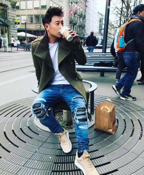 熱愛跳唱的潘瑋柏,超帥氣型格Style讓他有「潘帥」之稱。然后他親自放的出道前相片卻讓網民哭笑不得啊~網民還要很壞的說,他肥的時候有點像金正恩啊