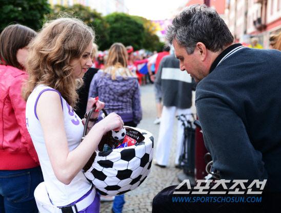 ���ؚW�ޱ���(ch��ng)������Ů����2012�W�ޱ�����Ů�������_(d��)