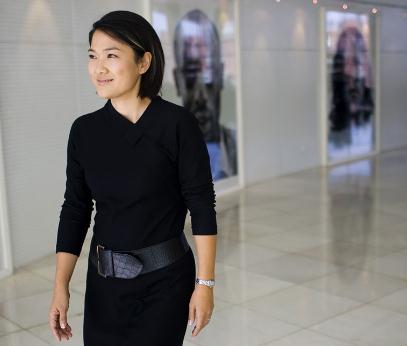 ������(g��)���Y����Ƭ����ʯ�x��,����ւ���80��Ů�݆T���B�g����ʯ����־��(qi��ng)��΢���{(di��o)٩