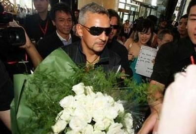 曝王石新歡田樸珺曾強吻羅伯特巴喬,合影胸蹭影帝梁朝偉