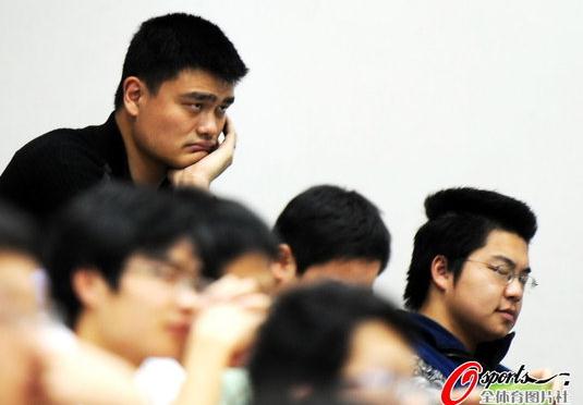 姚明上海交大聽課照曝光,姚明同桌淡定聽課人氣上升